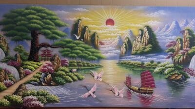 Tranh đá tùng đón khách